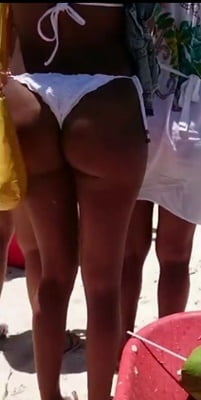 Gata Morena Com Biquine Branco Atolado #91348395