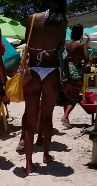 Gata Morena Com Biquine Branco Atolado #91348408