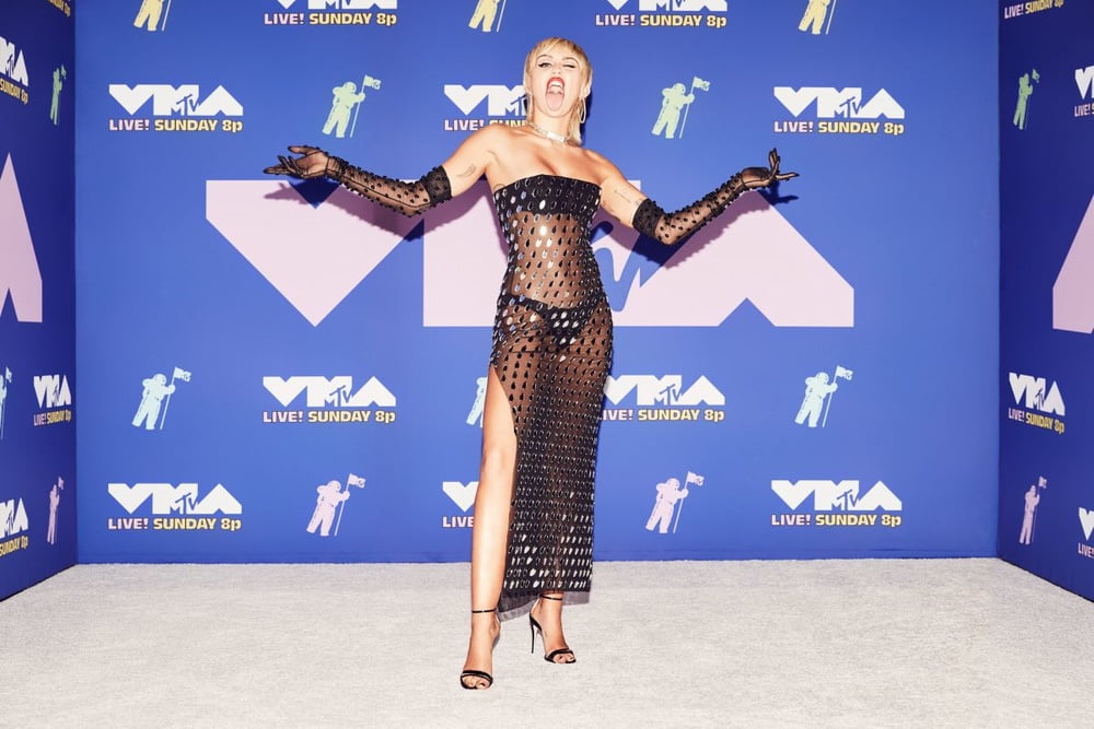 Miley cyrus se pone cachonda en los mtv video music awards 2020
 #79926176