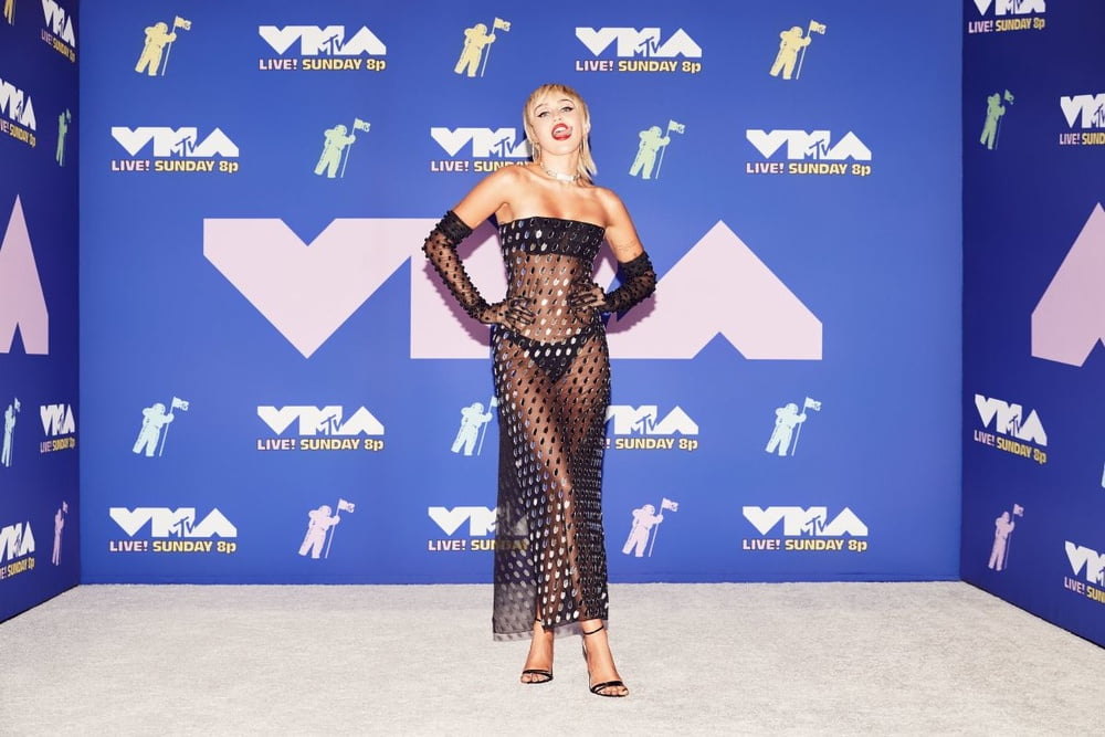 Miley cyrus se pone cachonda en los mtv video music awards 2020
 #79926179
