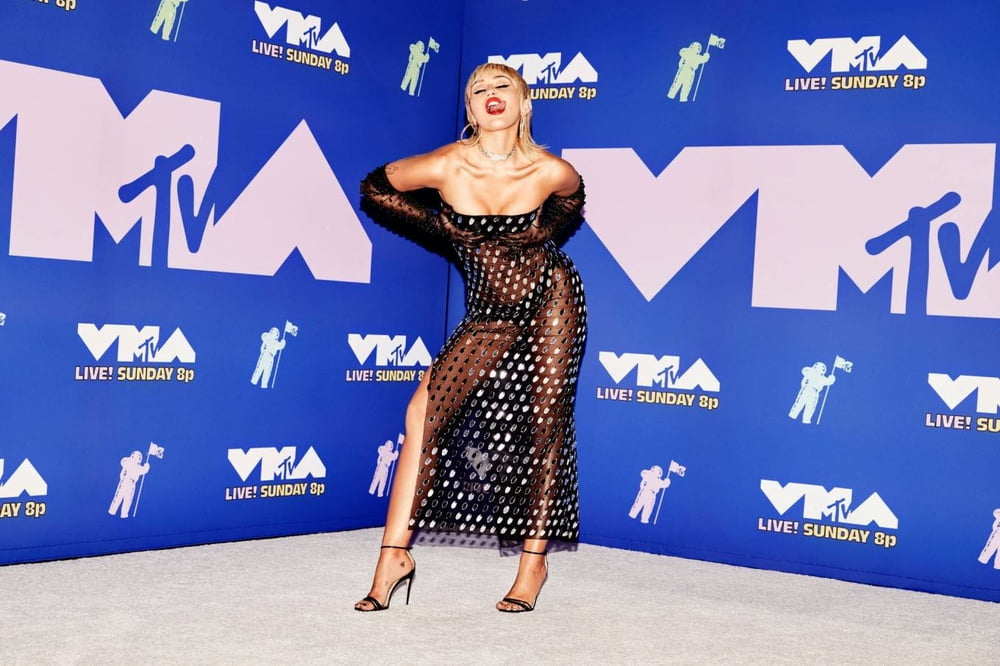 Miley cyrus goes slutty auf mtv video music awards 2020
 #79926185