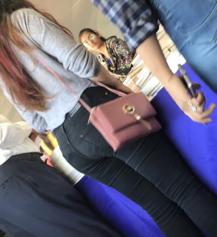 ラテン語の硬いお姉さんと彼女の clg の友人のお尻
 #106316930