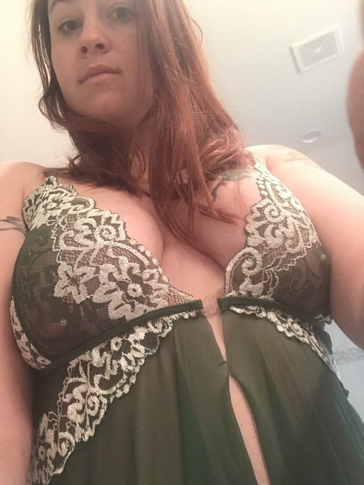 Sarah lucas - sensuelle et sexy en vert
 #99466730