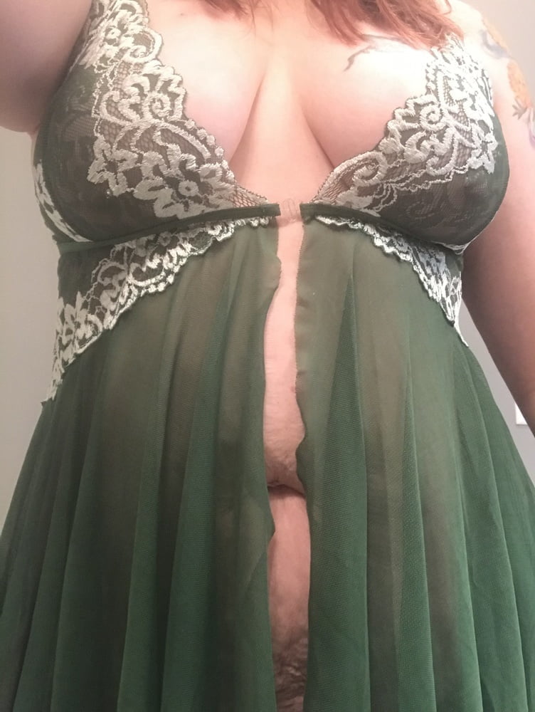 Sarah lucas - sensuelle et sexy en vert
 #99466731