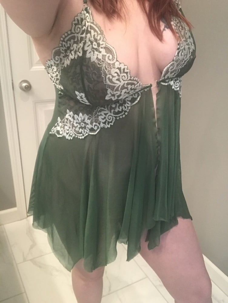 Sarah lucas - sensuelle et sexy en vert
 #99466732