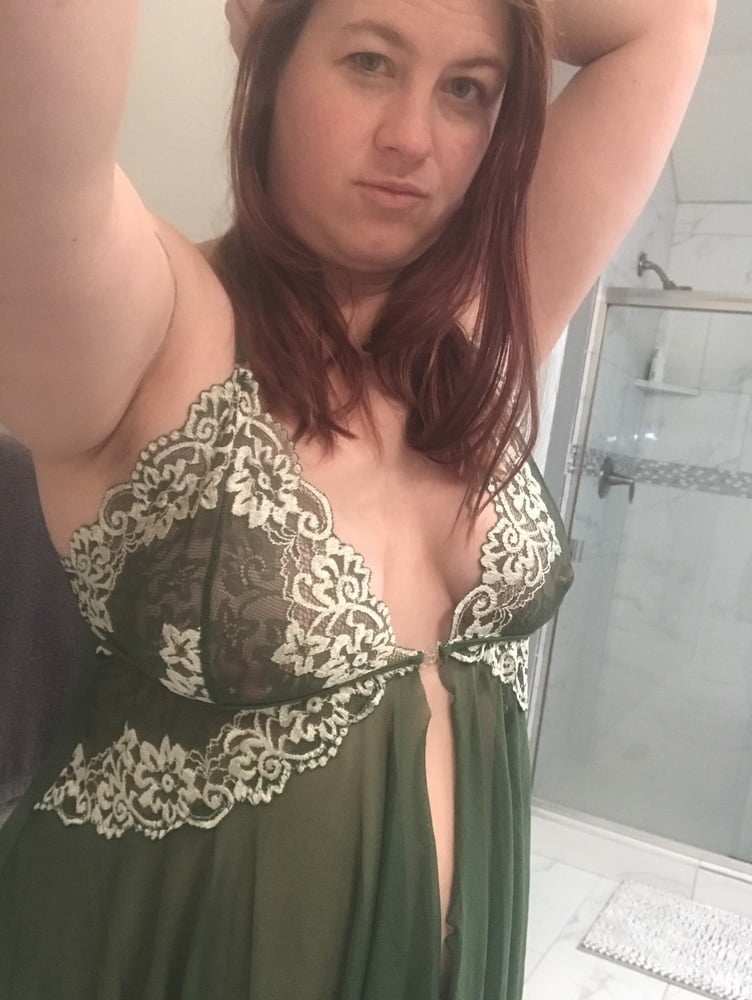 Sarah lucas - sensuelle et sexy en vert
 #99466733