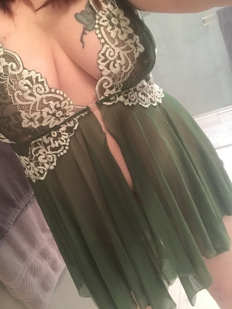 Sarah lucas - sensuelle et sexy en vert
 #99466734