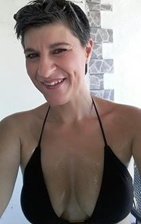 ソーシャルメディアのギリシャのショートヘアの女性 : eleni
 #96169454