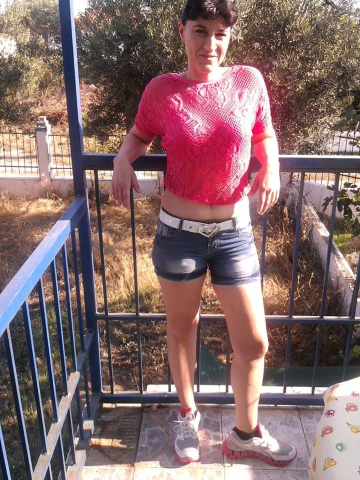 ソーシャルメディアのギリシャのショートヘアの女性 : eleni
 #96169469