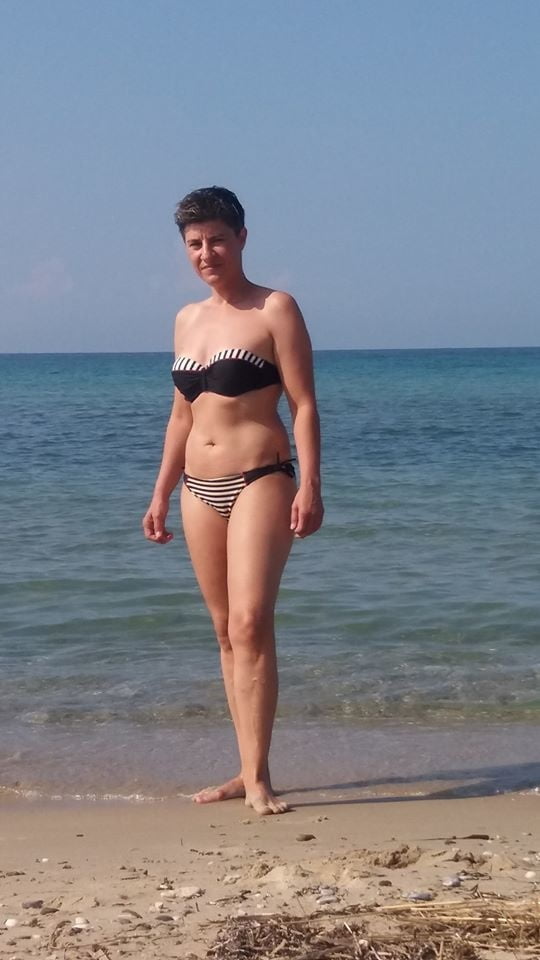 ソーシャルメディアのギリシャのショートヘアの女性 : eleni
 #96169519