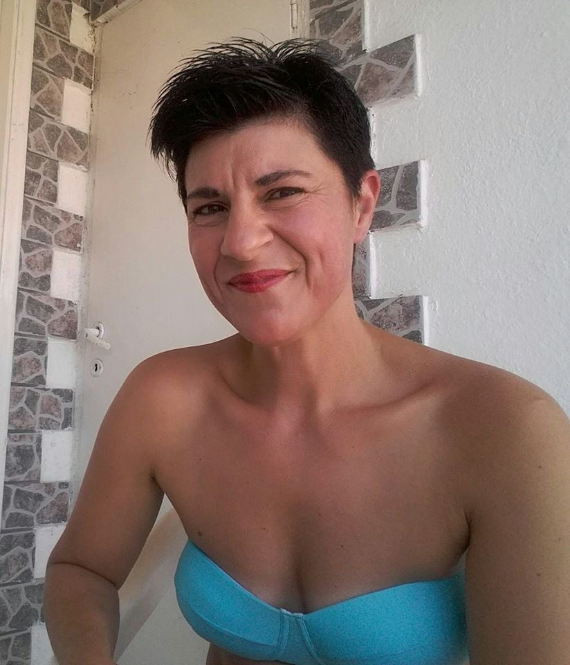 Milf greca capelli corti dai social media : eleni
 #96169522