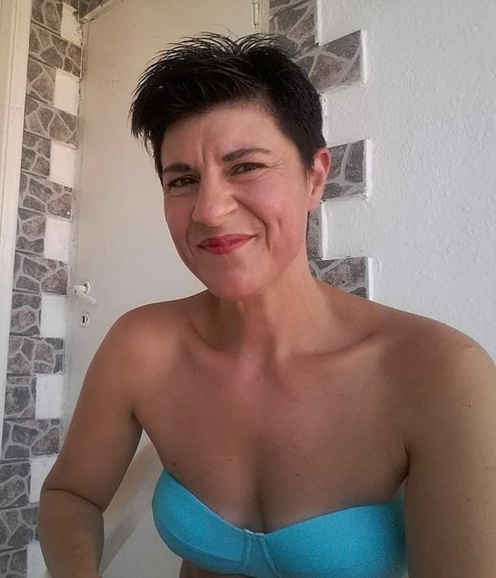 ソーシャルメディアのギリシャのショートヘアの女性 : eleni
 #96169528