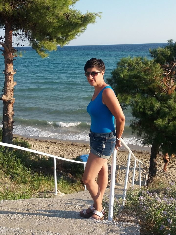 ソーシャルメディアのギリシャのショートヘアの女性 : eleni
 #96169533