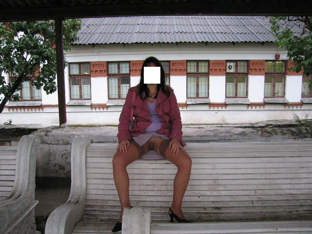 Exhibitionistin, die alle ihre Loecher zeigt #94370104