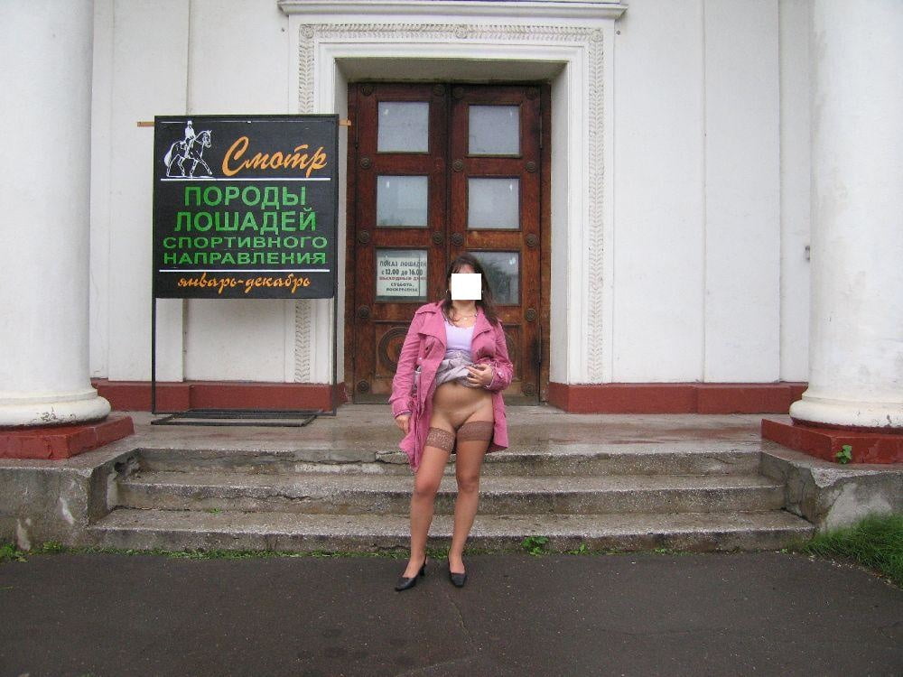 Exhibitionistin, die alle ihre Loecher zeigt #94370110