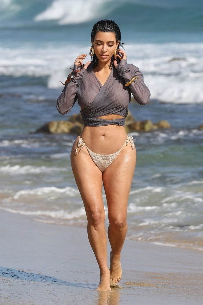 Kim kardashian zeigt ihren Körper im Bikini 2020
 #80844794