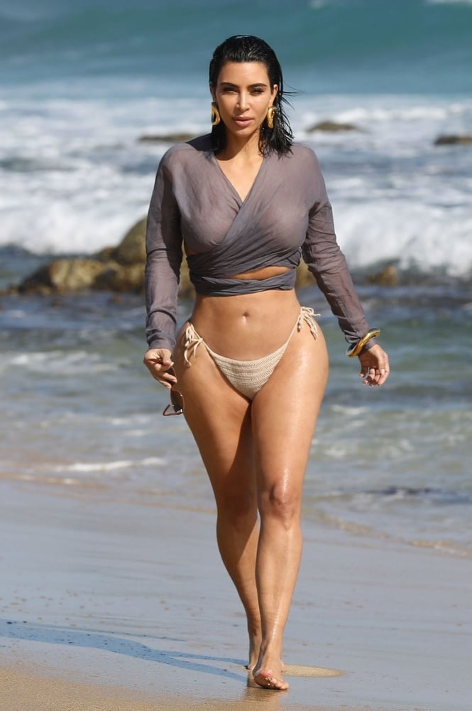 Kim kardashian zeigt ihren Körper im Bikini 2020
 #80844798