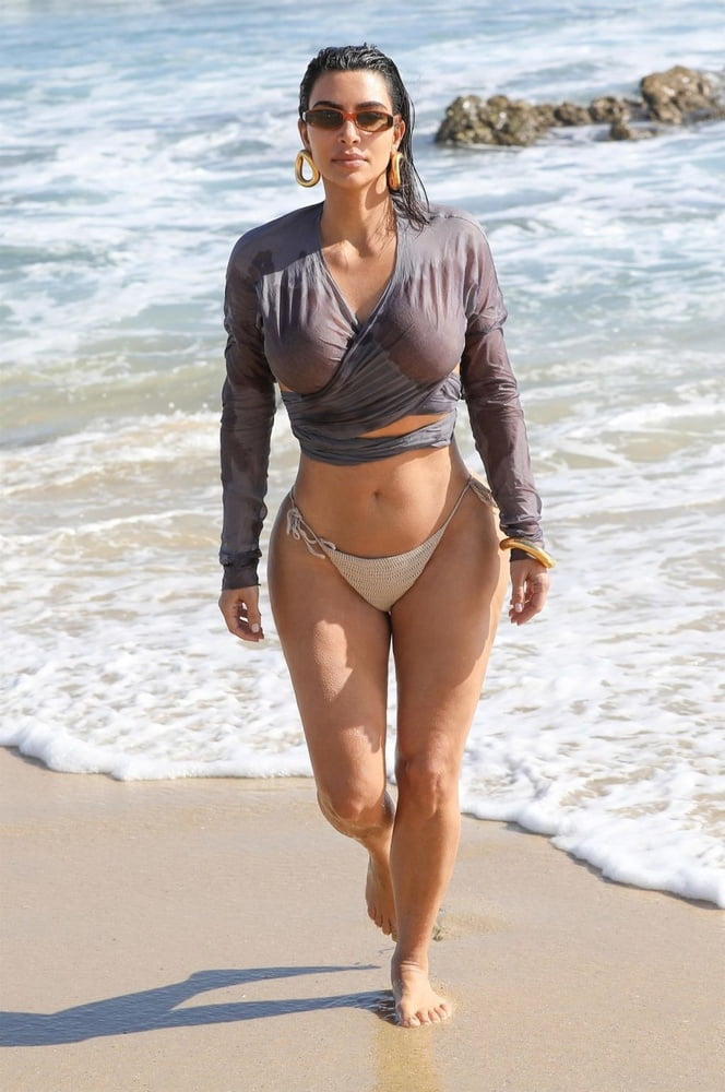 Kim kardashian zeigt ihren Körper im Bikini 2020
 #80844802