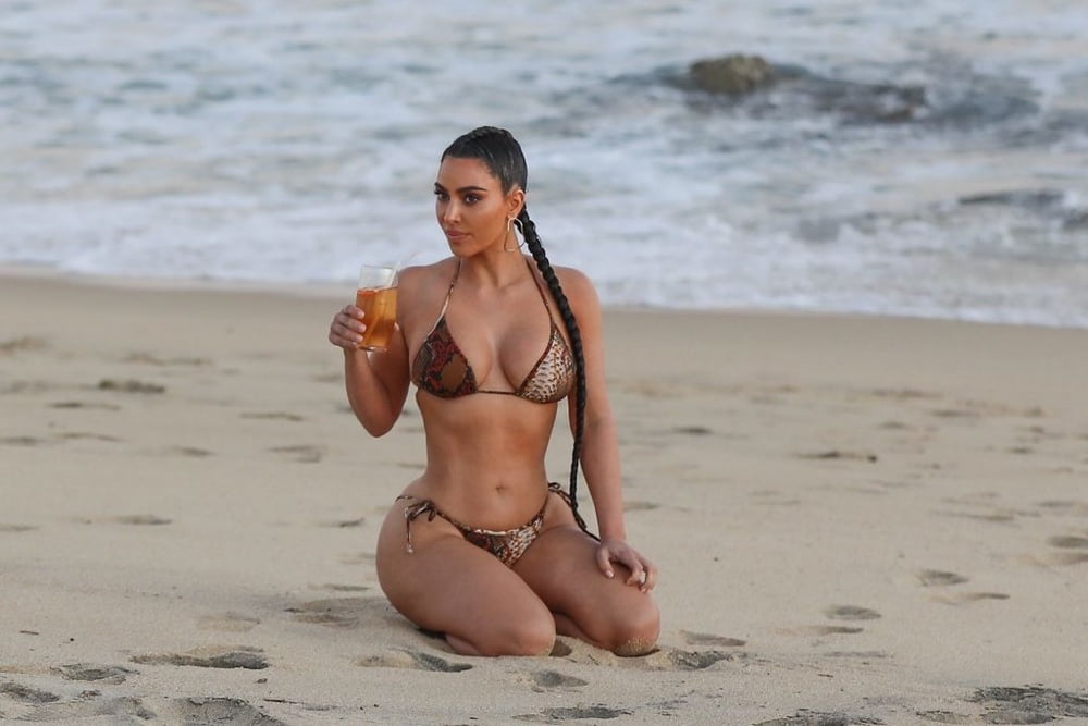 Kim kardashian zeigt ihren Körper im Bikini 2020
 #80844821