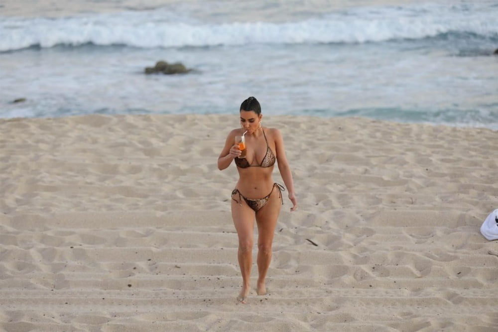 Kim kardashian zeigt ihren Körper im Bikini 2020
 #80844827