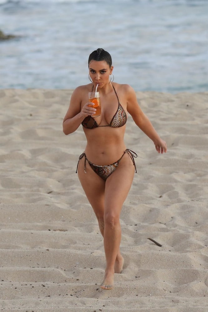 Kim kardashian mostra il suo corpo in un bikini 2020
 #80844830