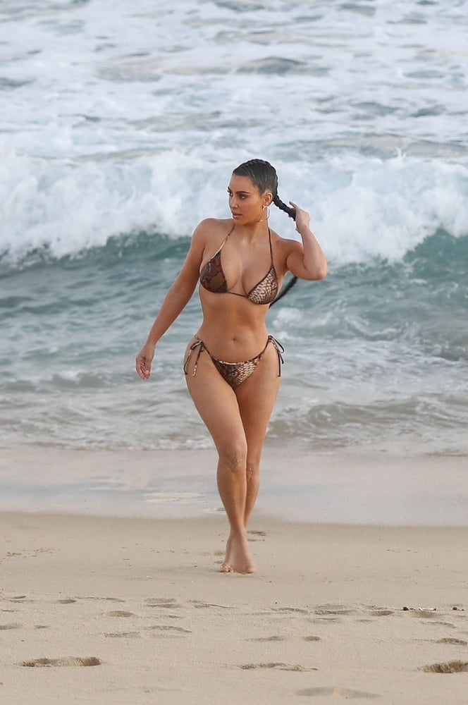 Kim kardashian mostra il suo corpo in un bikini 2020
 #80844833