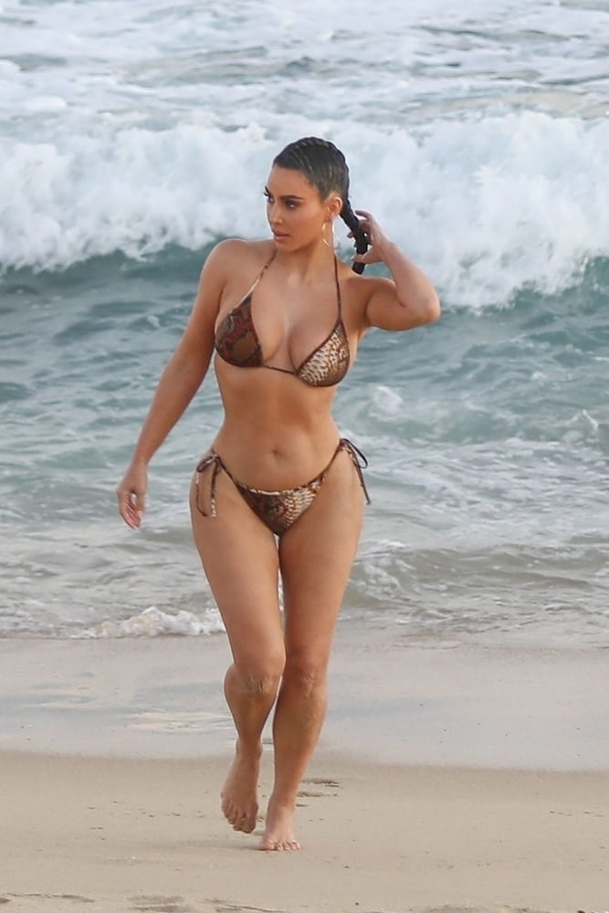 Kim kardashian zeigt ihren Körper im Bikini 2020
 #80844836