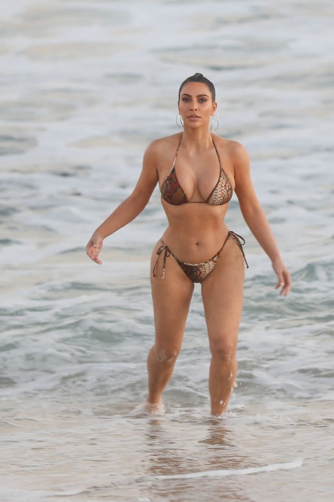 Kim kardashian zeigt ihren Körper im Bikini 2020
 #80844839