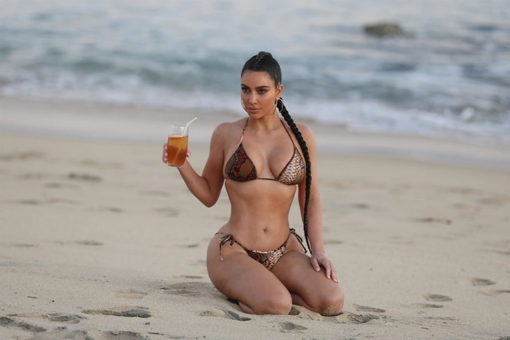 Kim kardashian zeigt ihren Körper im Bikini 2020
 #80844848