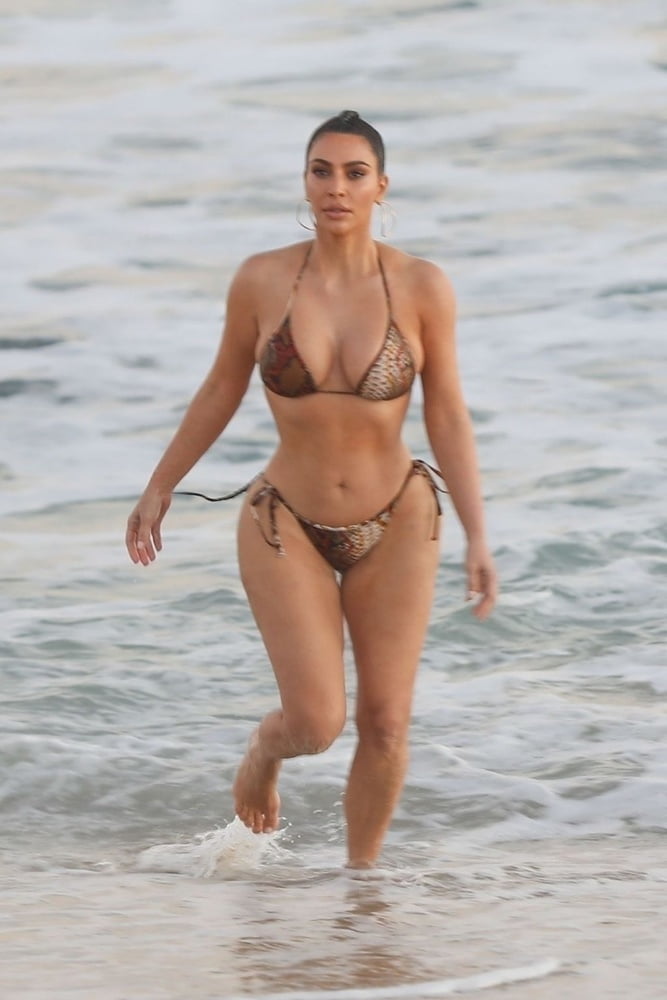 Kim kardashian zeigt ihren Körper im Bikini 2020
 #80844851