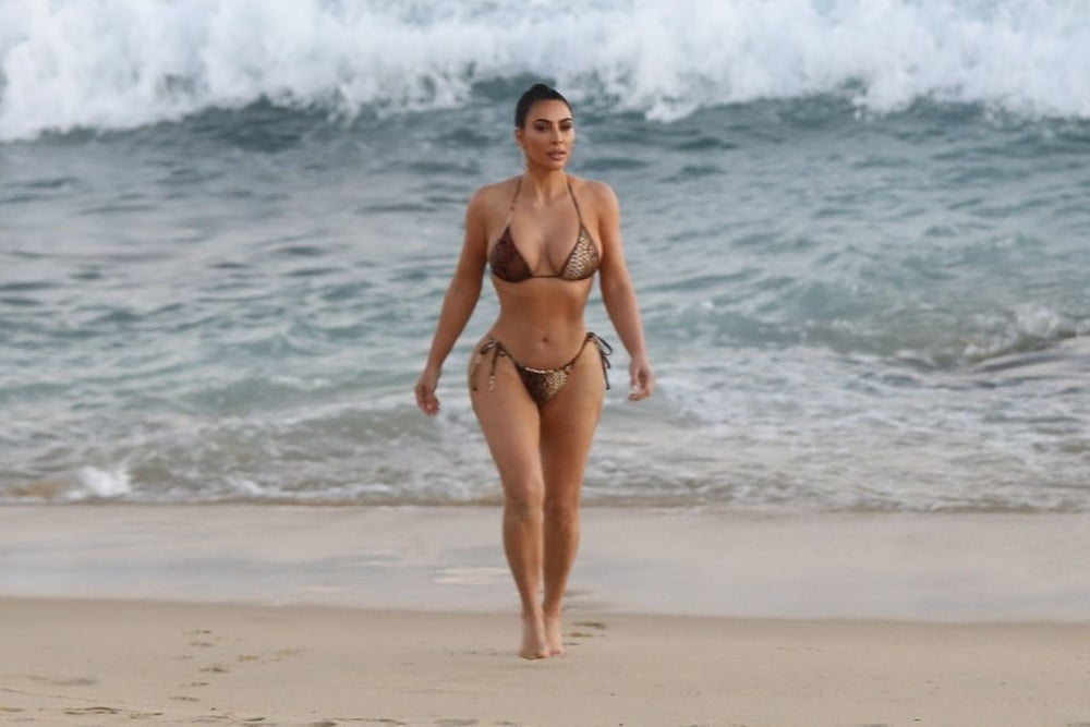 Kim kardashian zeigt ihren Körper im Bikini 2020
 #80844854