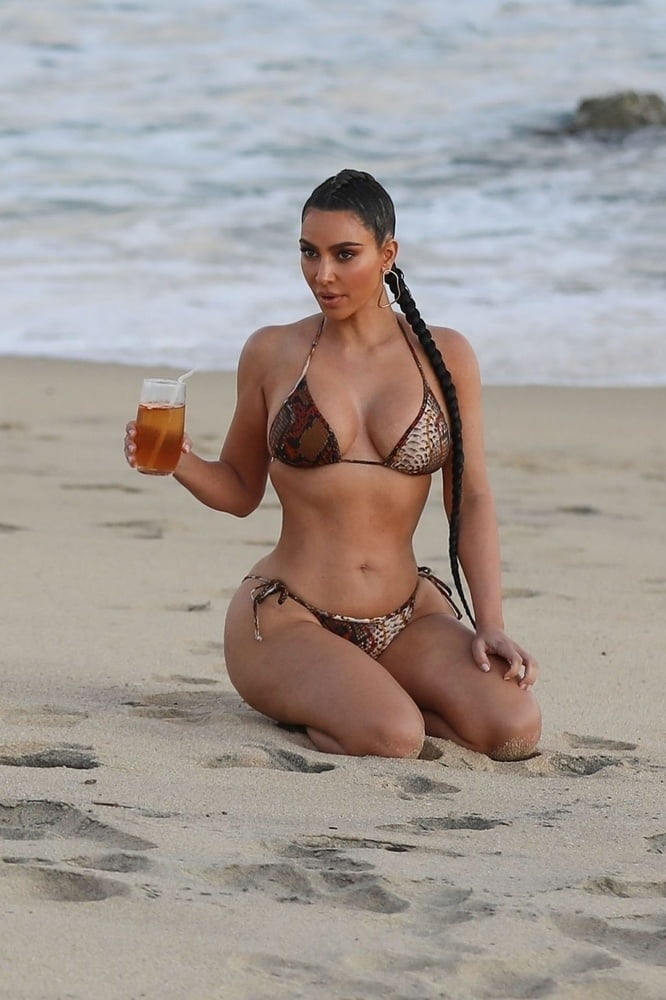 Kim kardashian zeigt ihren Körper im Bikini 2020
 #80844857