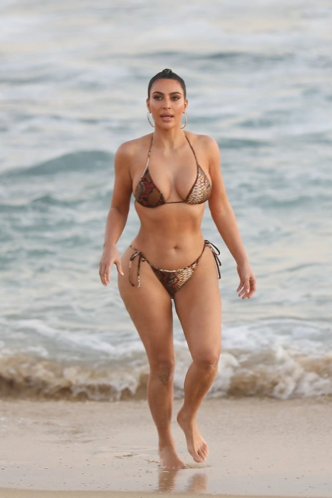 Kim kardashian zeigt ihren Körper im Bikini 2020
 #80844860