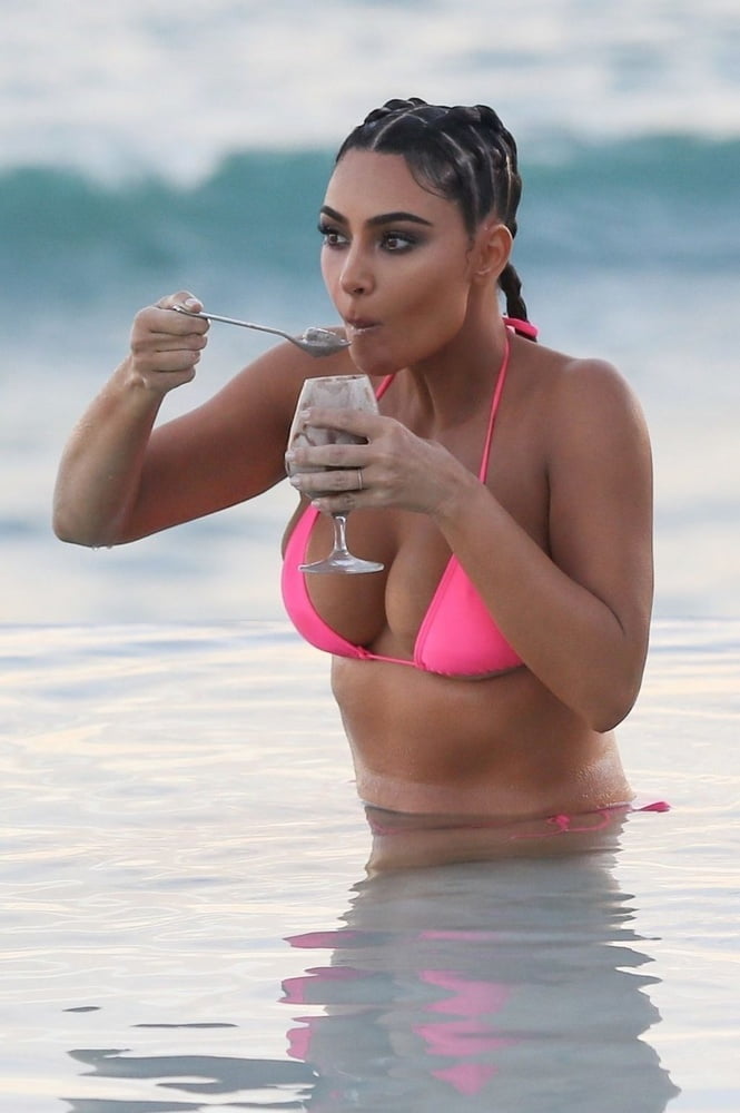 Kim kardashian zeigt ihren Körper im Bikini 2020
 #80844922