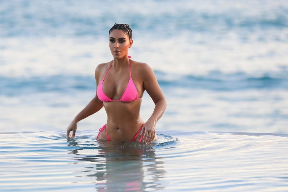 Kim kardashian mostra il suo corpo in un bikini 2020
 #80844931