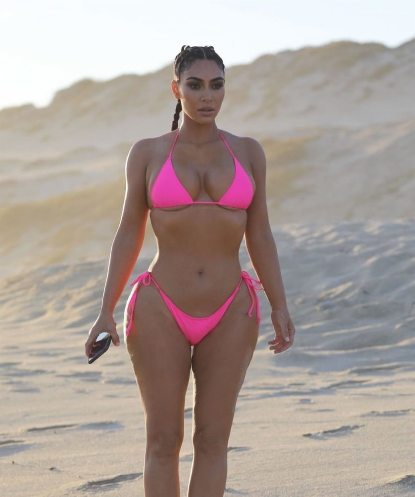 Kim kardashian zeigt ihren Körper im Bikini 2020
 #80844949