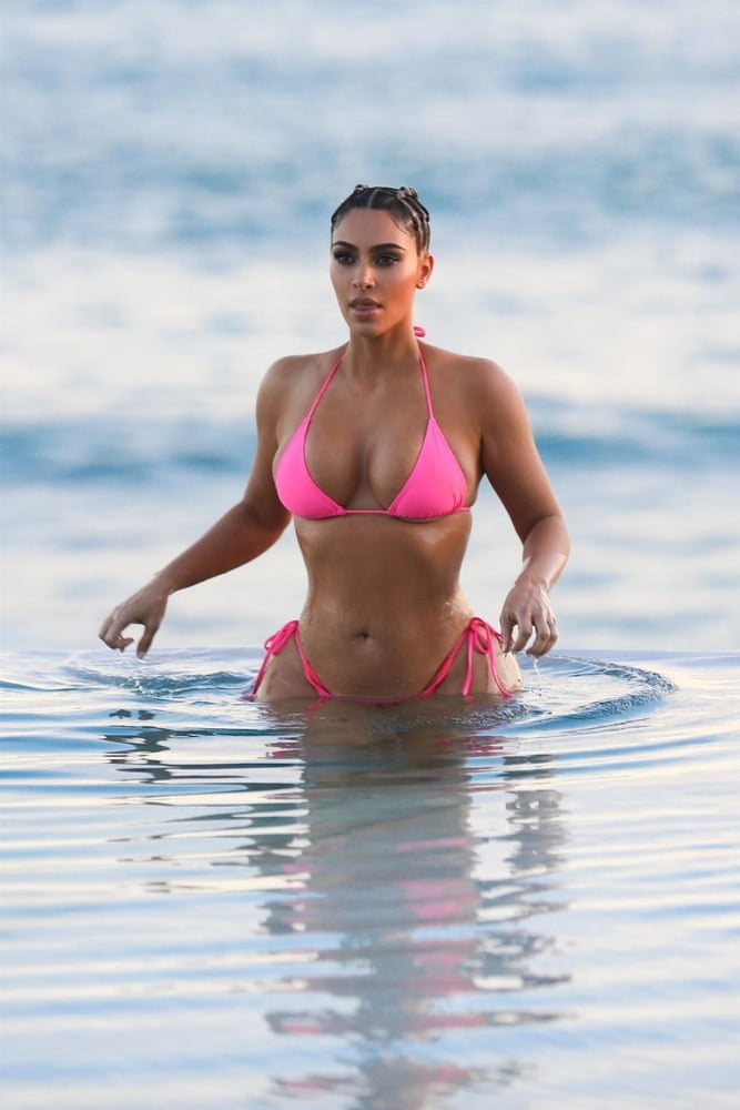 Kim kardashian zeigt ihren Körper im Bikini 2020
 #80844951