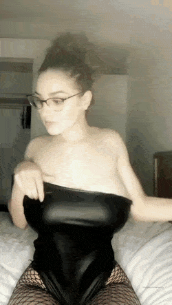 Willst du 2 meine Titten sehen...?
 #90080523