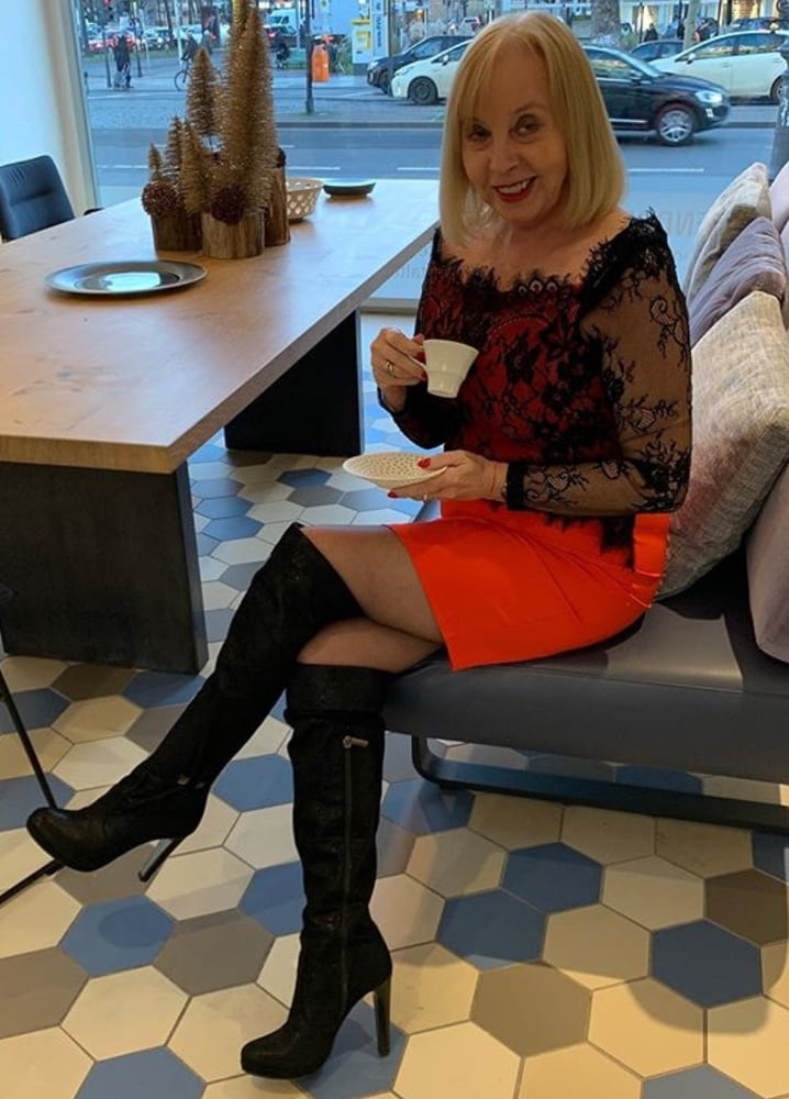 Insta milfs & gilfs con botas no.19
 #102242076