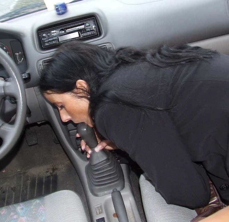 Femme faisant l'amour avec une voiture
 #89735752
