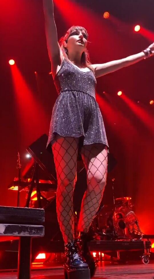 Lauren Mayberry nackt #108504657