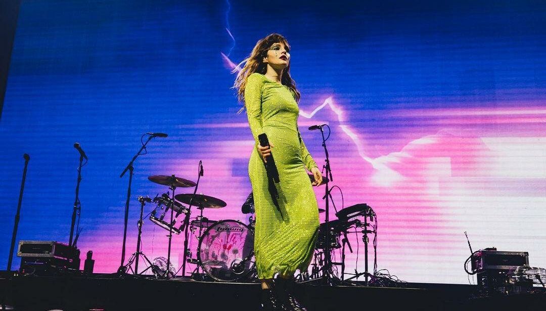 Lauren Mayberry nackt #108504665