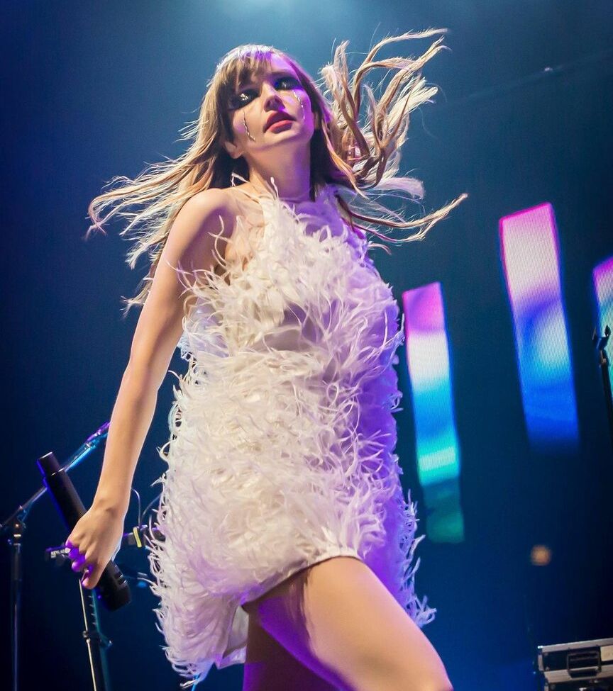Lauren Mayberry nackt #108504666