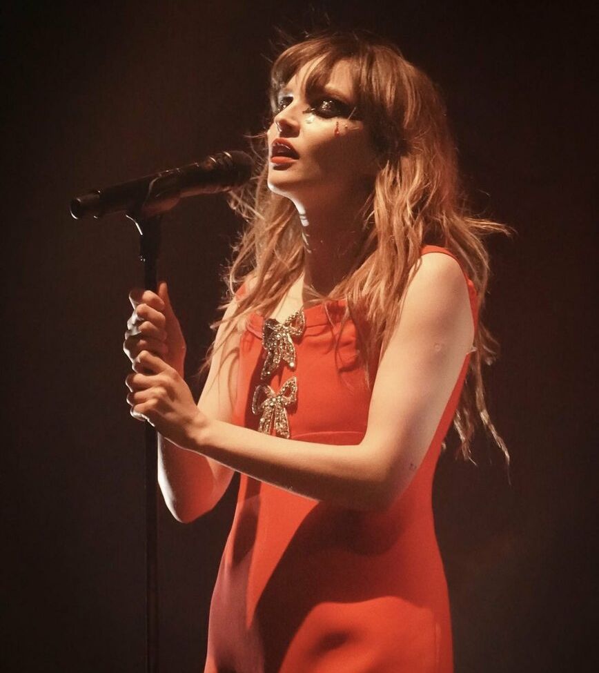 Lauren Mayberry nackt #108504675