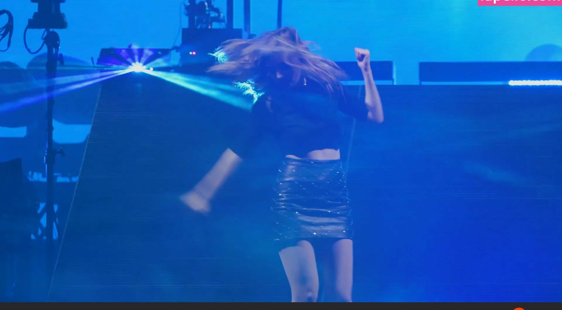 Lauren Mayberry nackt #108504679