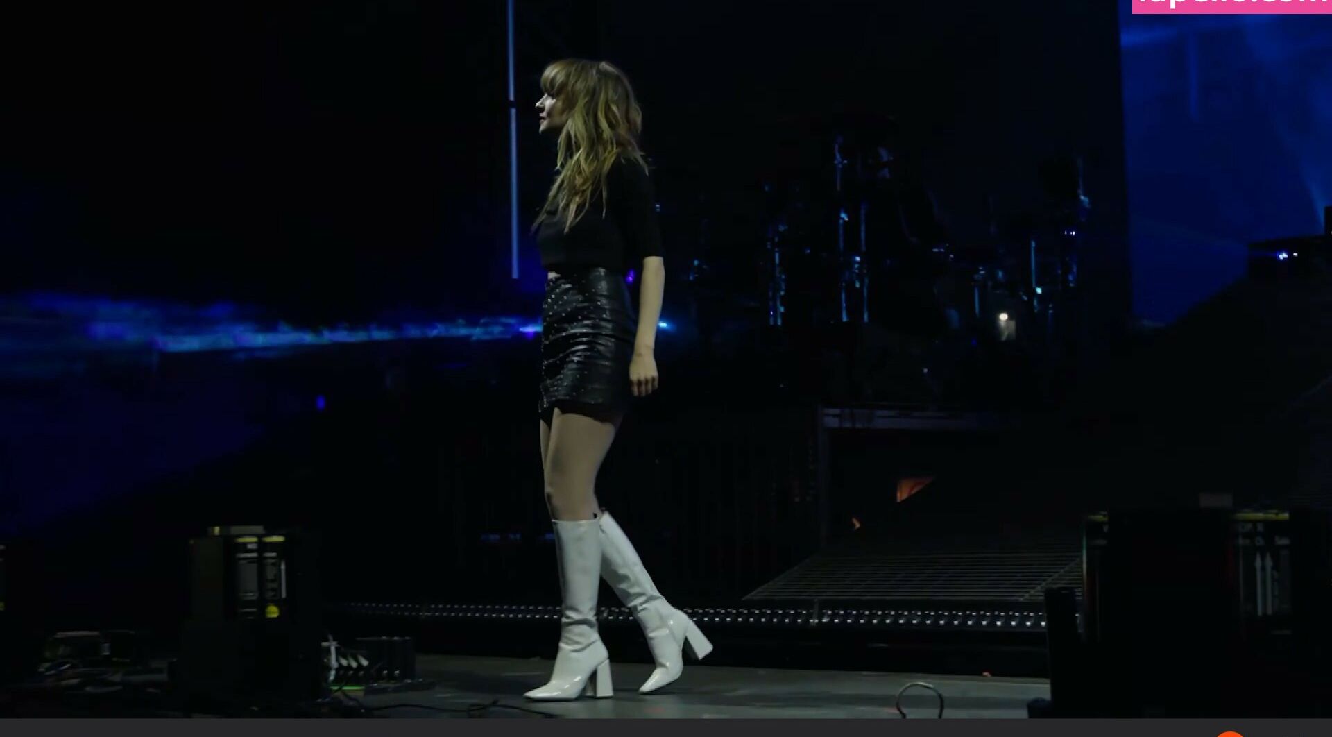 Lauren Mayberry desnuda #108504683