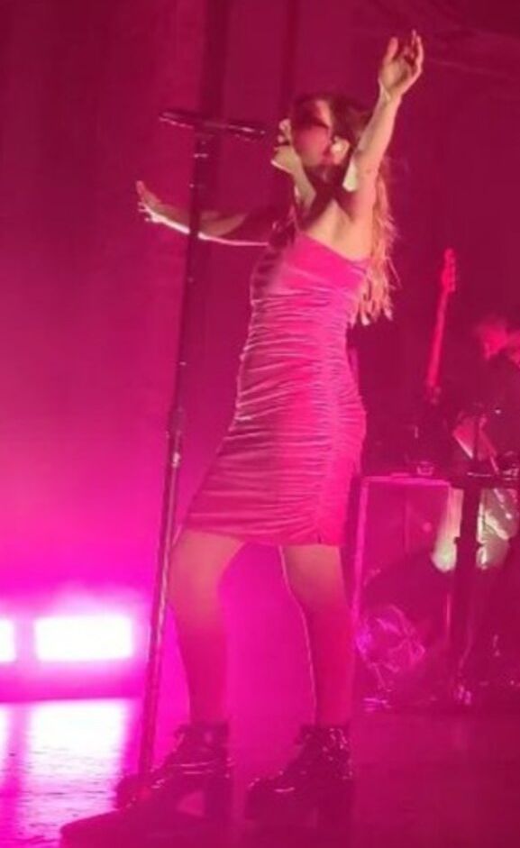 Lauren Mayberry nackt #108504699