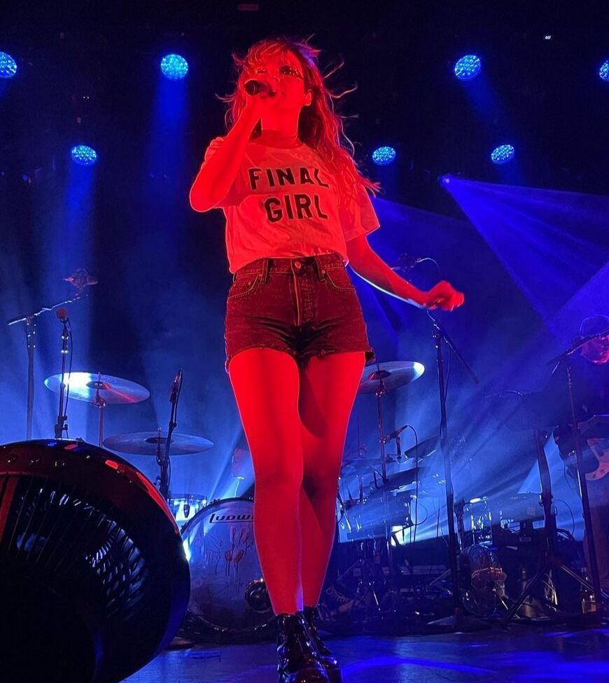 Lauren Mayberry nackt #108504703