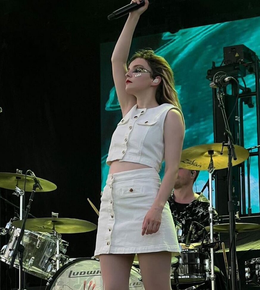 Lauren Mayberry nackt #108504704