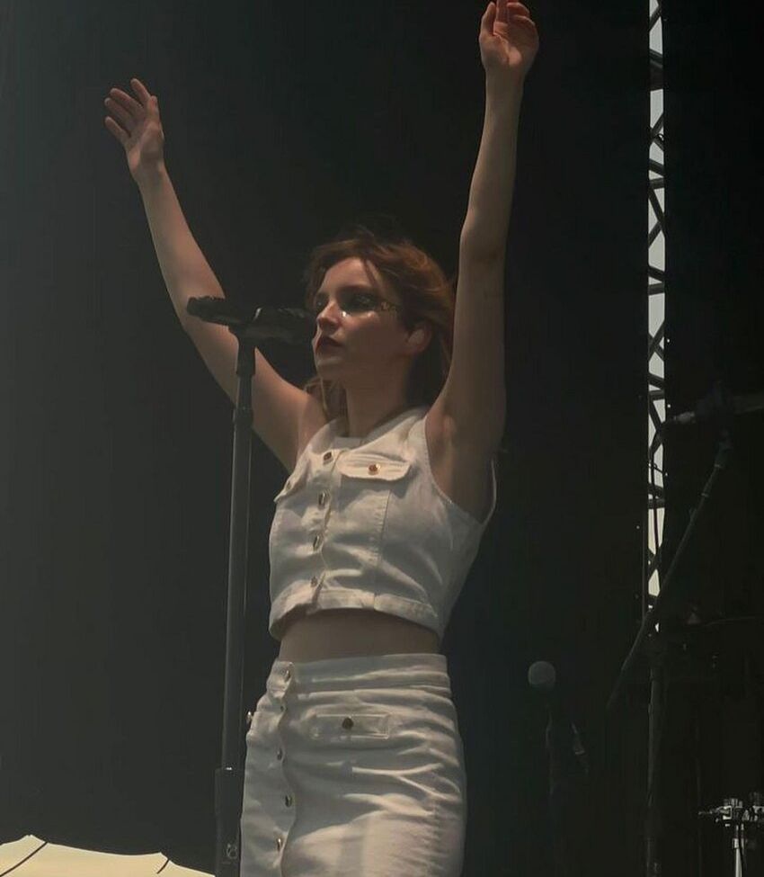 Lauren Mayberry nackt #108504705